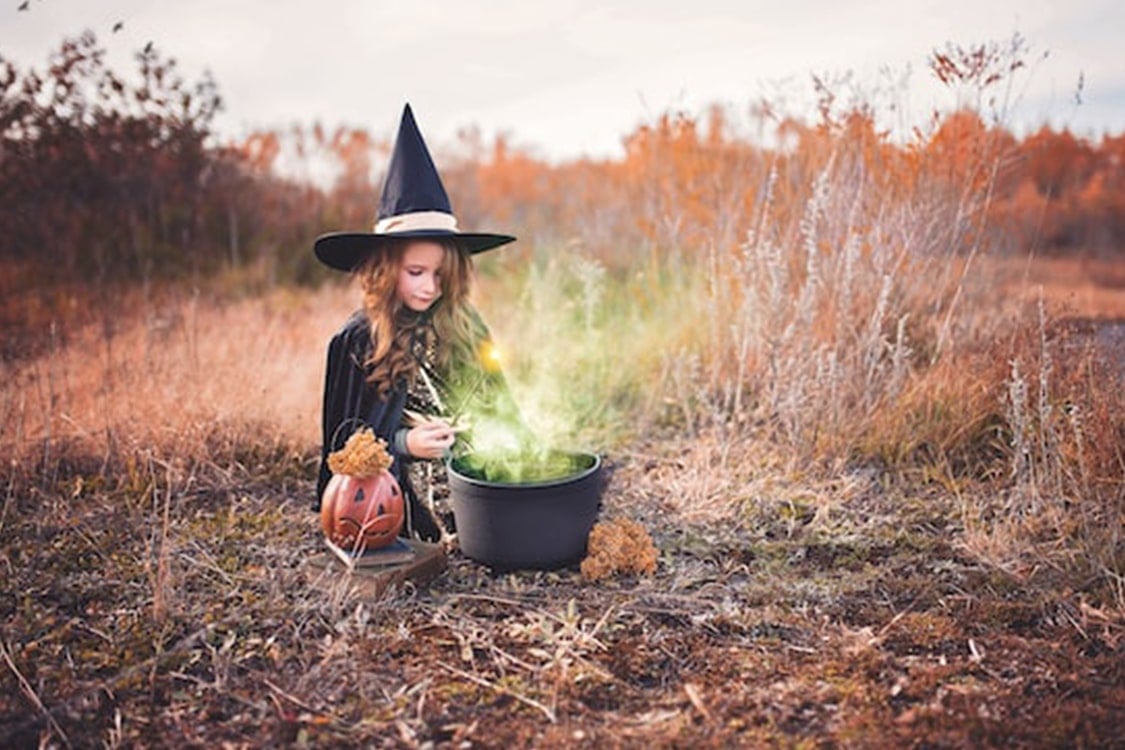 Kind verkleed als heks