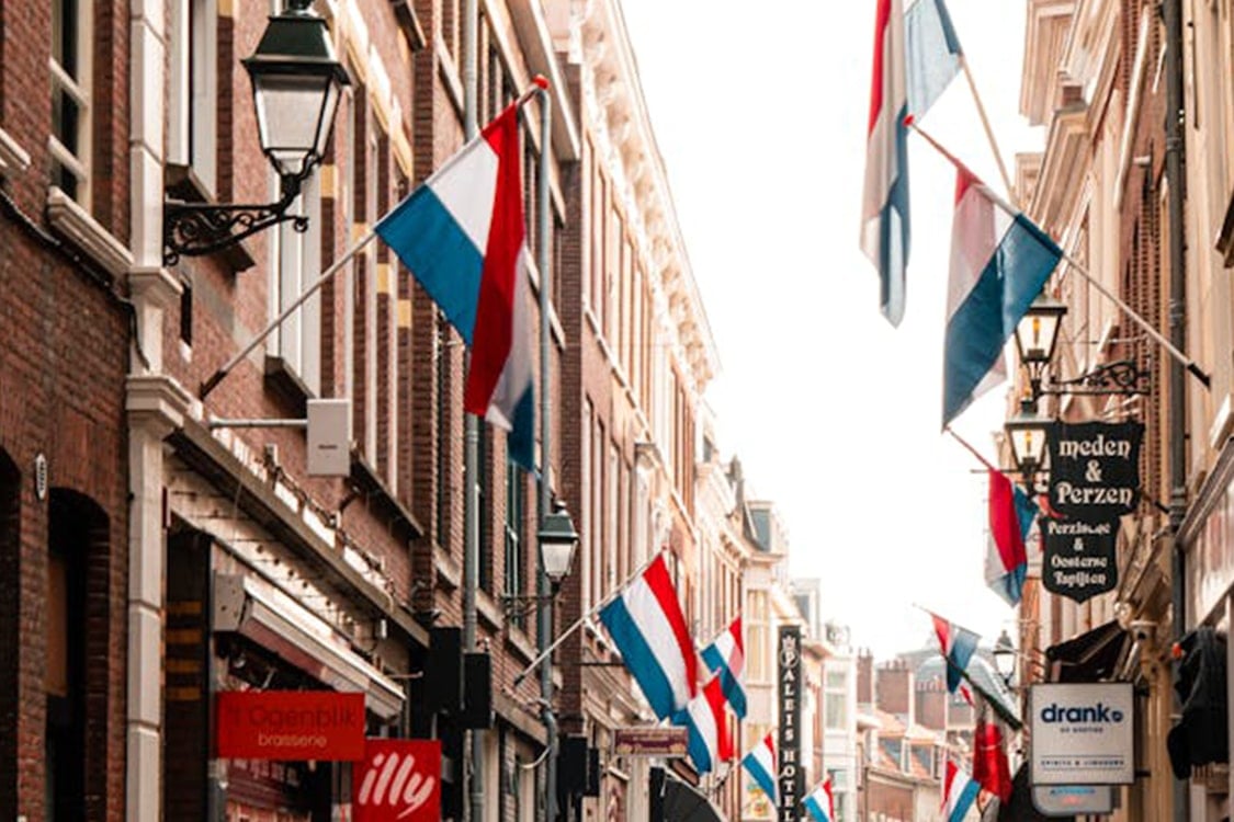 Straten versierd met Nederlandse vlag